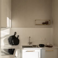 Modernistyczna kawalerka w warszawskiej kamienicy