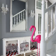 Styl angielski + surrealizm - przepis na teatralne wnętrze