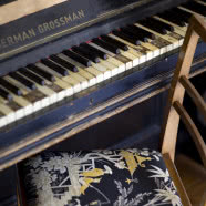 Redesign mieszkania - ściana z cegły, antyki i design