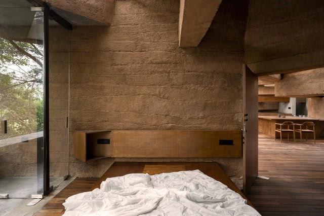 Kamienne ściany w sypialni tylko z pozoru są mało przytulne.