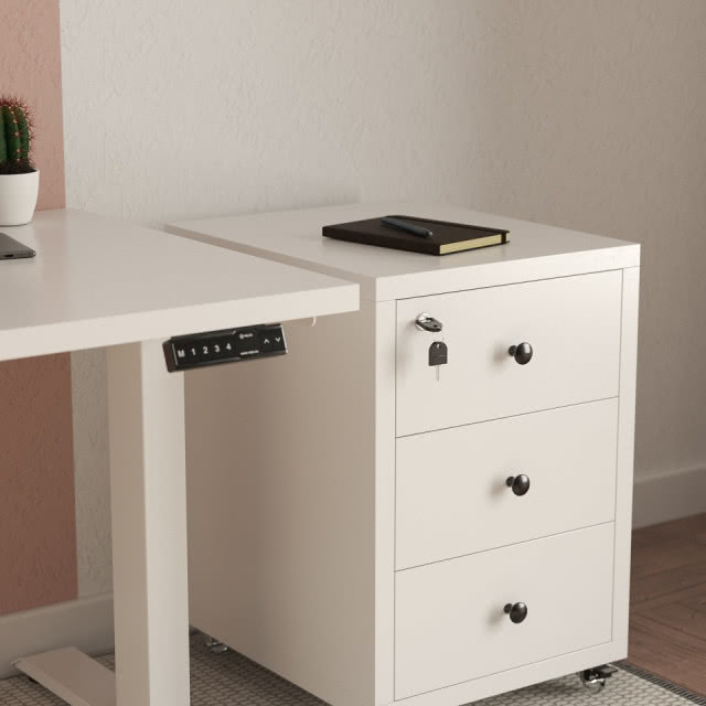 szafka z zamkiem i kluczykiem, biurko, notes długopis