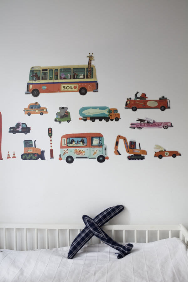 Pokój chłopca - ścianę nad łóżeczkiem zdobią...