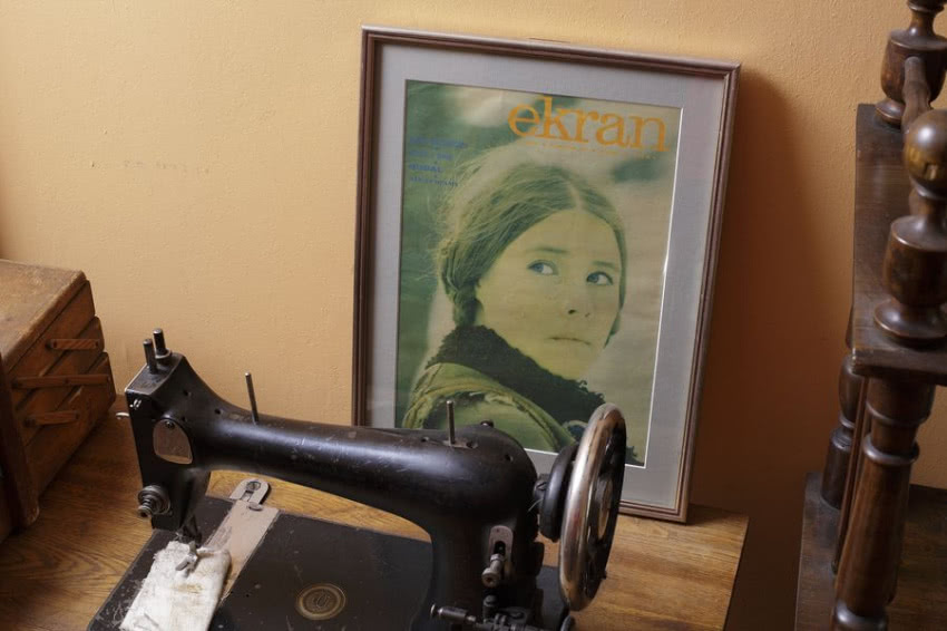 Na starej maszynie do szycia Singera dziś stoi...