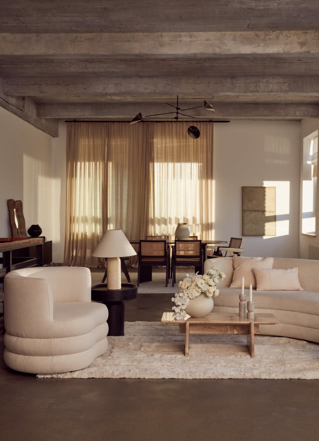 klimatyczny salon w beżu z betonowym sufitem