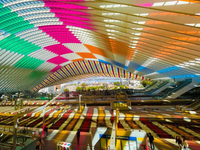 Budynki użyteczności publicznej i przestrzenie publiczne: „COMME TOMBÉES DU CIEL, LES COULEURS IN SITU ET EN MOUVEMENT” — DANIEL BUREN, autor: Etienne Fraikin, Belgia