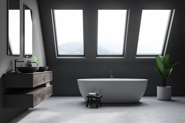 okno dachowe, wanna wolnostojąca, lustra, ściany ciemno szary, podłoga imitująca beton