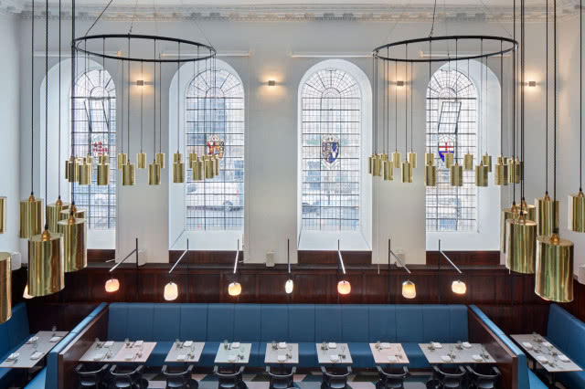 wysokie wnętrze resturacji