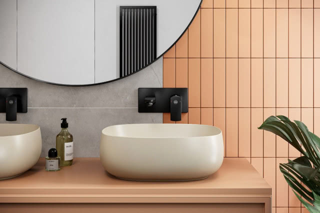 Kompozycja pokaźnych luster i baterii podtynkowych w strefie umywalkowej dodaje stylu i optycznej przestrzeni