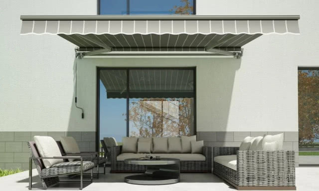 markiza en face, szara, szare meble i elewacja