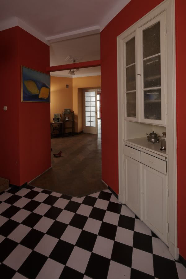 Biało-czarna szachownica na podłodze i czerwone...