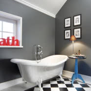 Styl angielski + surrealizm - przepis na teatralne wnętrze