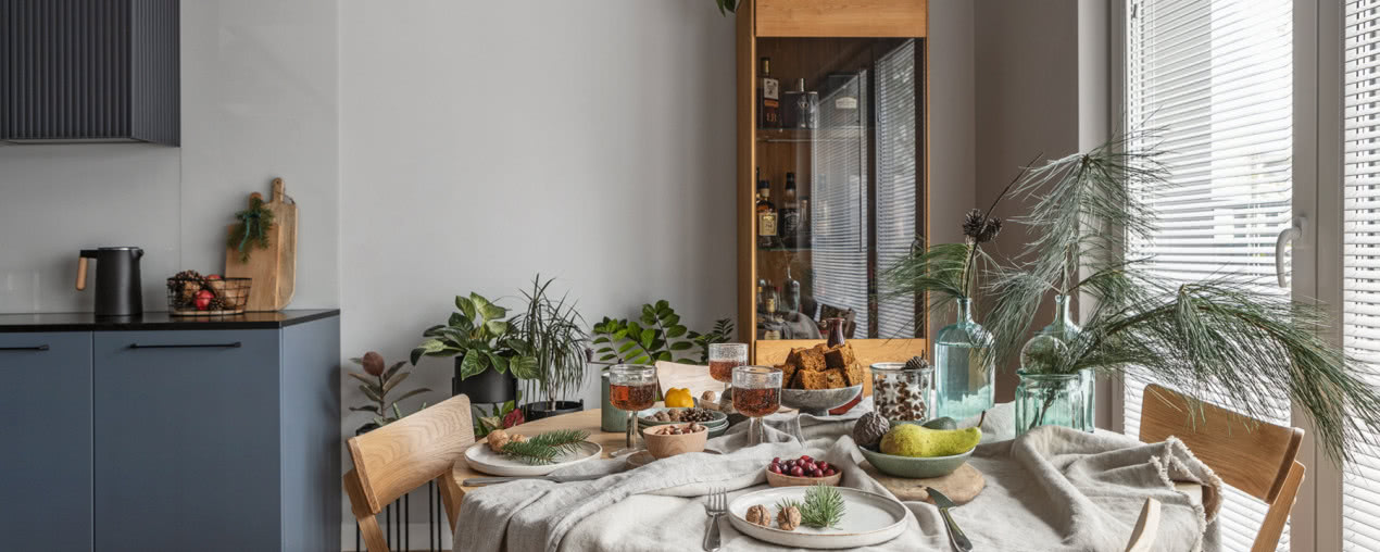 Świąteczny minimalizm. Nowoczesny dom pod Warszawą w bożonarodzeniowej odsłonie