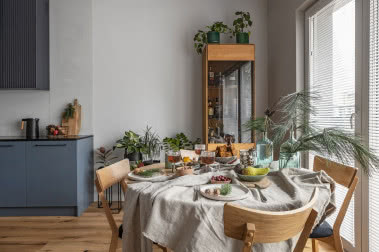 Świąteczny minimalizm. Nowoczesny dom pod Warszawą w bożonarodzeniowej odsłonie