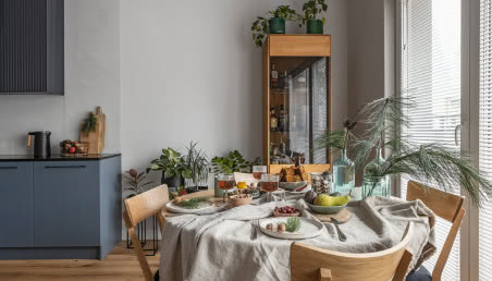 Świąteczny minimalizm. Nowoczesny dom pod Warszawą w bożonarodzeniowej odsłonie