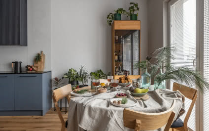 Świąteczny minimalizm. Nowoczesny dom pod Warszawą w bożonarodzeniowej odsłonie