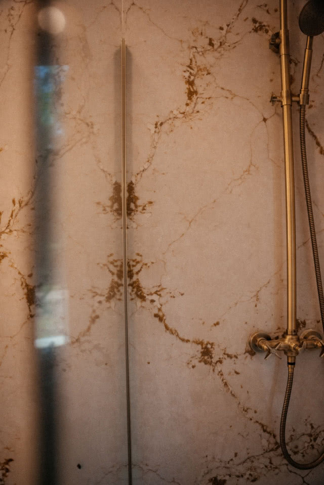 kamień na ścianie pod prysznicem