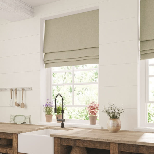 beżowa roleta w prostej kuchni