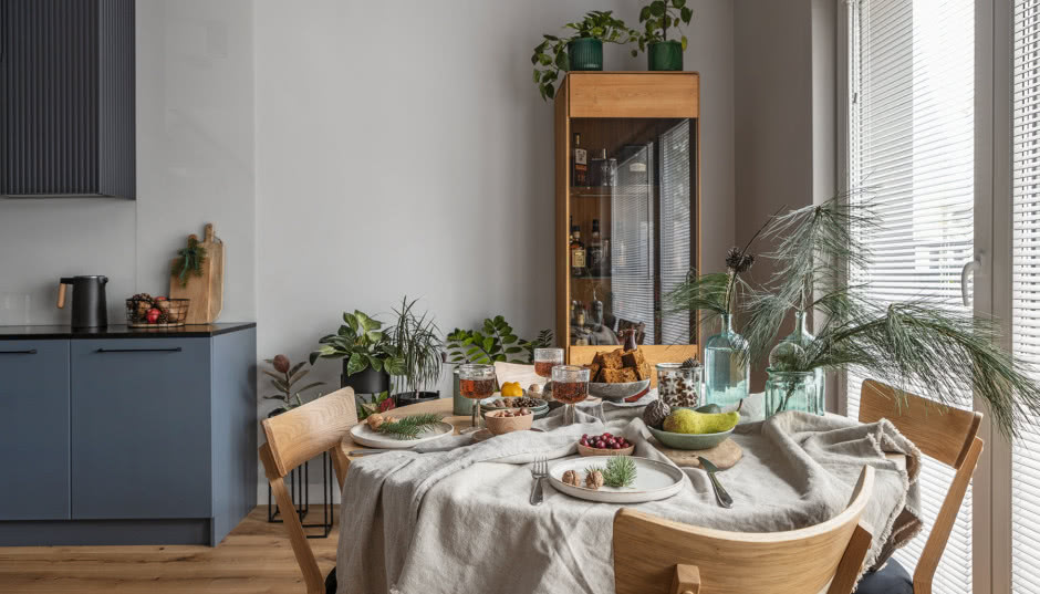 Świąteczny minimalizm. Nowoczesny dom pod Warszawą w bożonarodzeniowej odsłonie