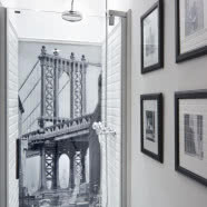 Styl angielski + surrealizm - przepis na teatralne wnętrze