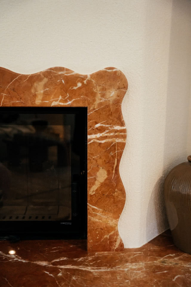 ceglasty kamień na obudowie kominka