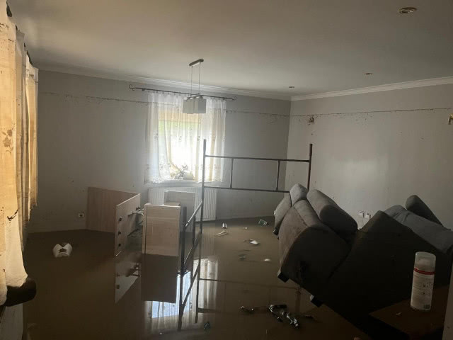 powódź zalane wnętrze domu