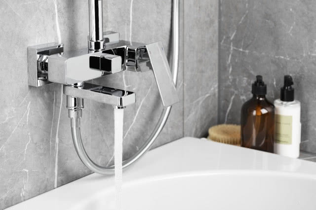 Deszczownia Logon zaopatrzona jest w baterię wannową ze składaną wylewką