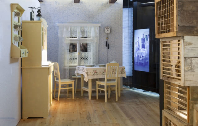 stół i kredens w dawnej śląskiej chałupie