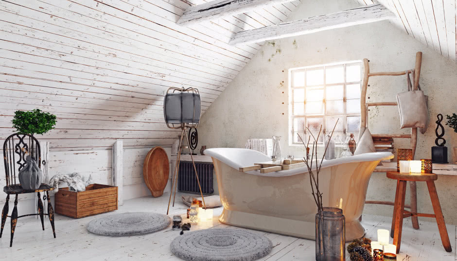 Łazienka na poddaszu - jak urządzić przestrzeń pod skosami? 