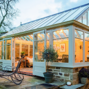 Ogród zimowy oparty o ścianę
domu, z...