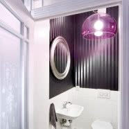 Styl angielski + surrealizm - przepis na teatralne wnętrze