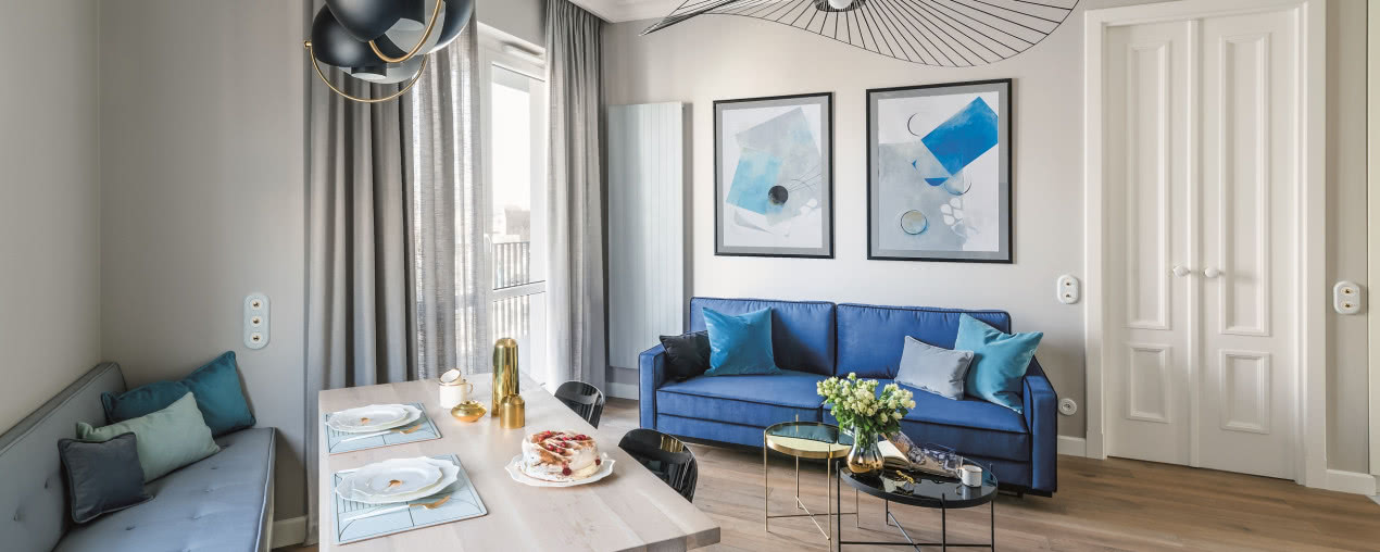 65-metrowe mieszkanie od dewelopera urządzone w błękicie i złocie
