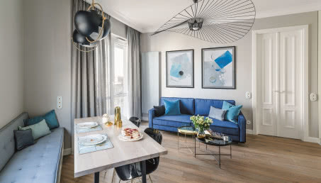 65-metrowe mieszkanie od dewelopera urządzone w błękicie i złocie