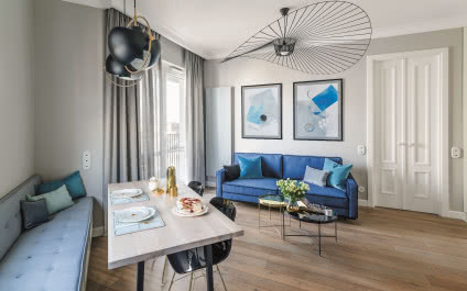 65-metrowe mieszkanie od dewelopera urządzone w błękicie i złocie