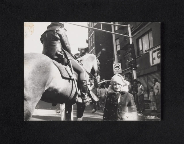 Agnieszka Osiecka - zdjęcie dziecka na tle konia