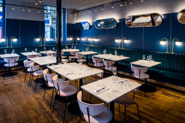 stoliki w restauracji