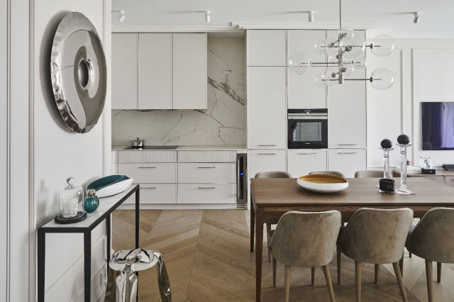 biała kuchnia z dębową podłogą z jodełki francuskiej