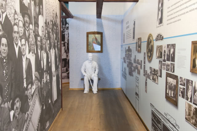 stare zdjęcia, w tle rzeźba mężczyzny z fajką