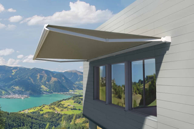 markiza nad oknem, w tle jeziero