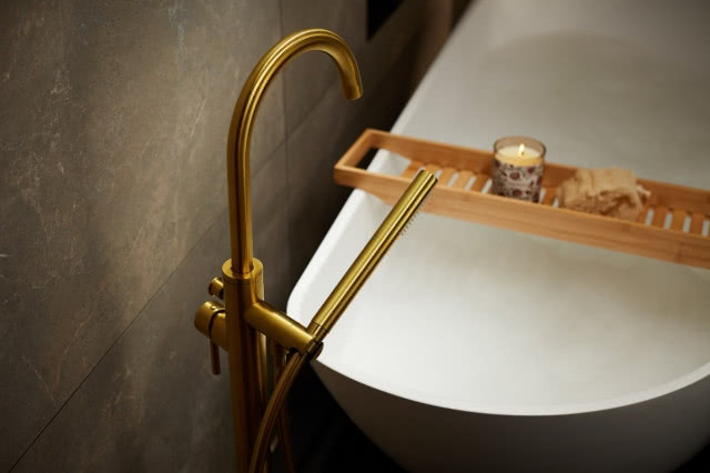 Bateria wolnostojąca Moza w kolorze szczotkowanego złota to idealne rozwiązanie do eleganckiego salonu kąpielowego