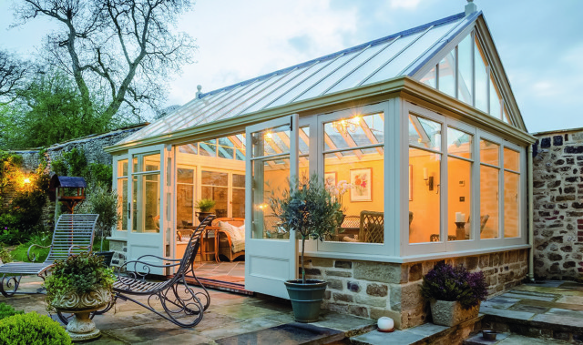 Zdjęcie przedstawiające oranżerię w ogrodzie