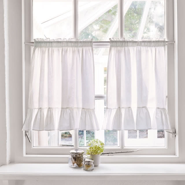 zazdrostki w oknie ujętym na wprost