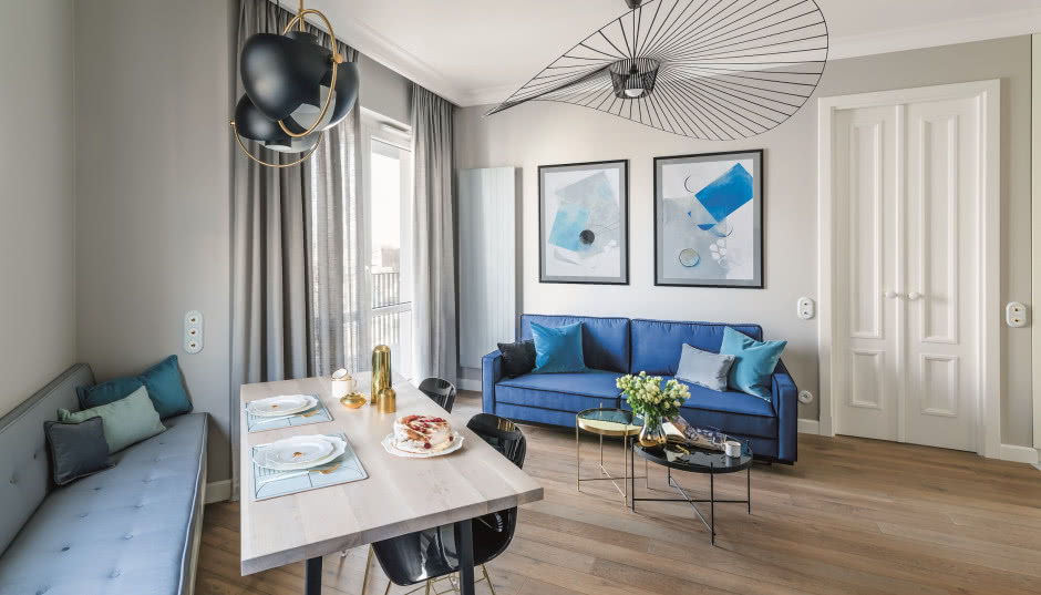 65-metrowe mieszkanie od dewelopera urządzone w błękicie i złocie
