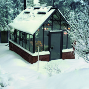 Ogród zimowy oparty o ścianę
domu, z...