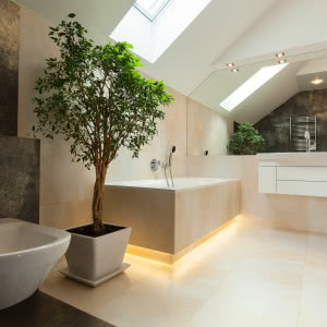 Łazienka na poddaszu - jak urządzić przestrzeń pod skosami? 