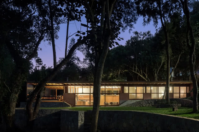 dom wpisany w otoczenie