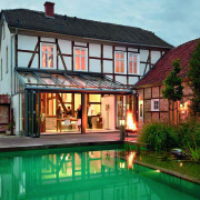 Ogród zimowy oparty o ścianę
domu, z...