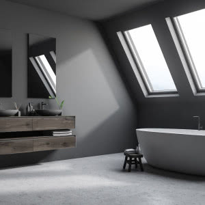 Łazienka na poddaszu - jak urządzić przestrzeń pod skosami? 