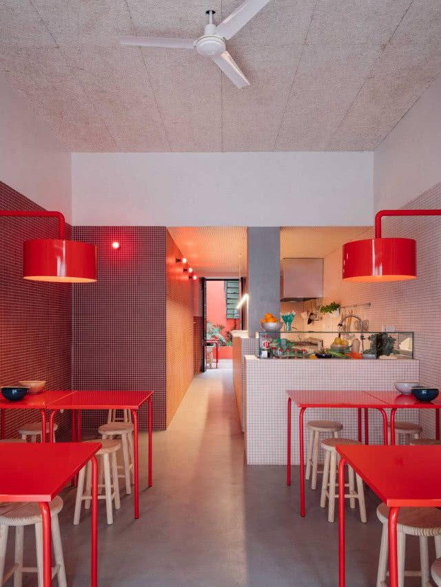 czerwone wnętrze restauracji Sun Tan