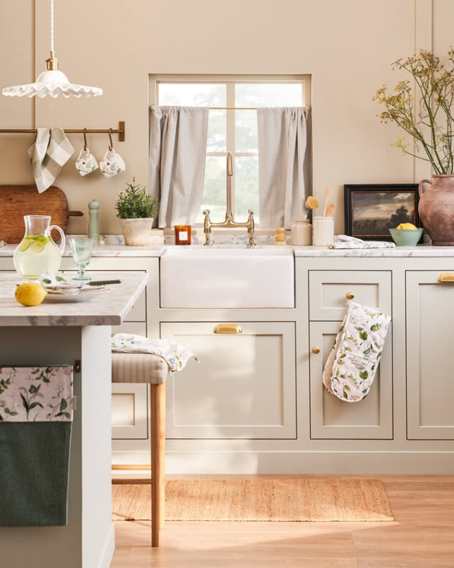 zazdrostka w małym oknie w przestronnej kuchni