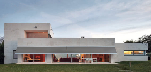 duży nowoczesny taras, nad nim na całej długości markiza